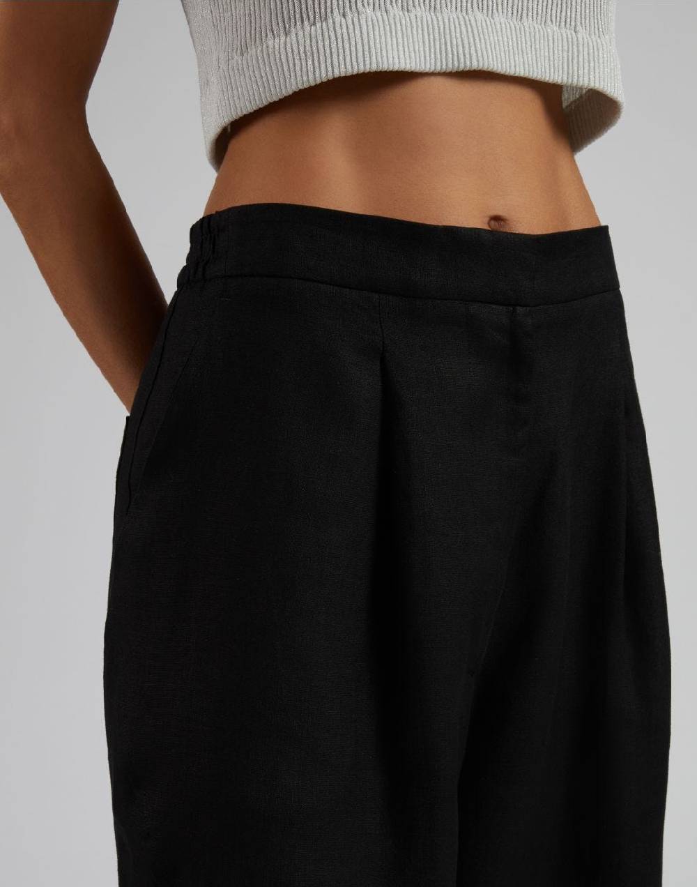 Lardini Pantalone ampio a vita bassa in tela di lino nero In Vendita