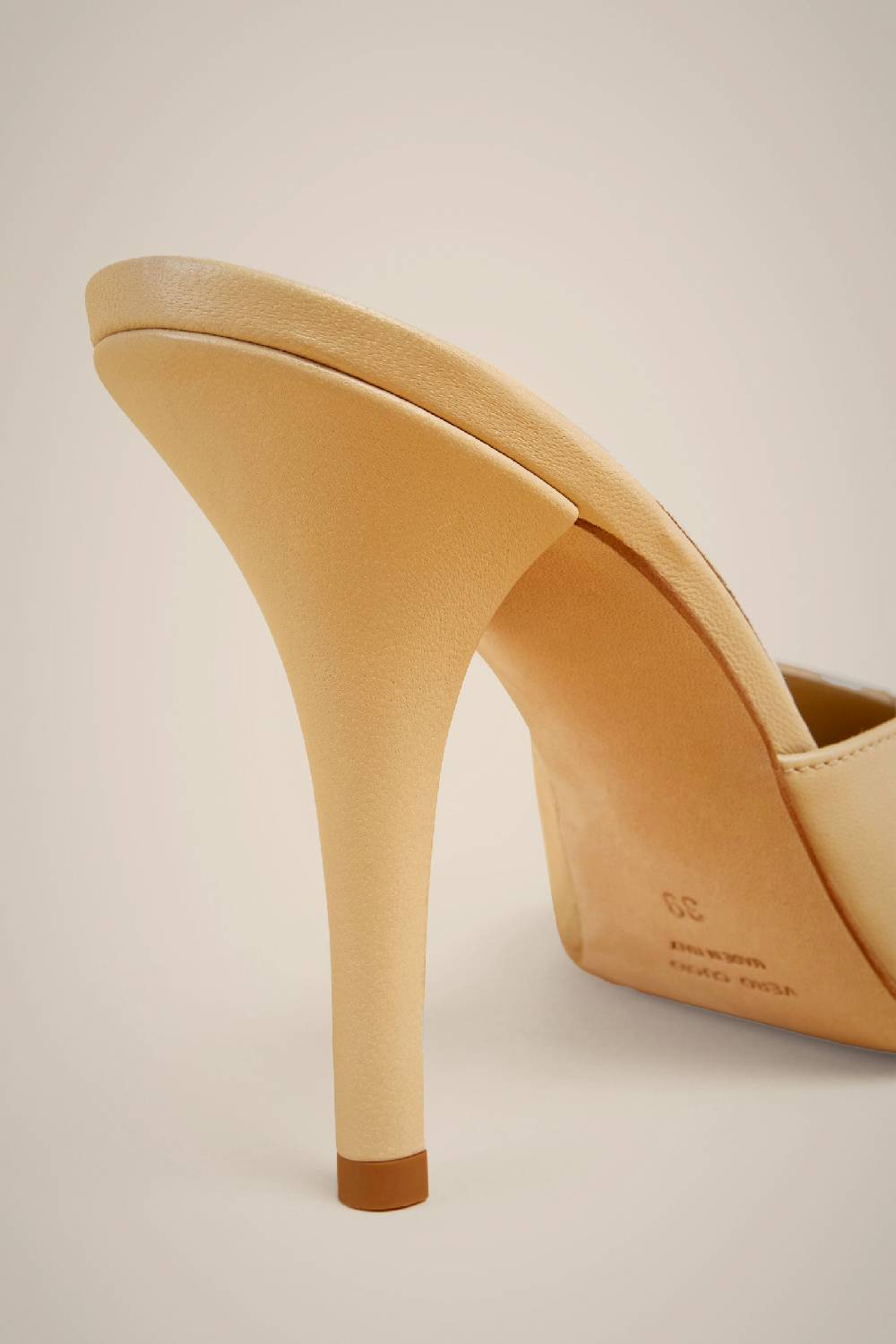 Liviana Conti MULES SCOLLO ASIMME. S4AA4SC02E47-0.38 Offerta