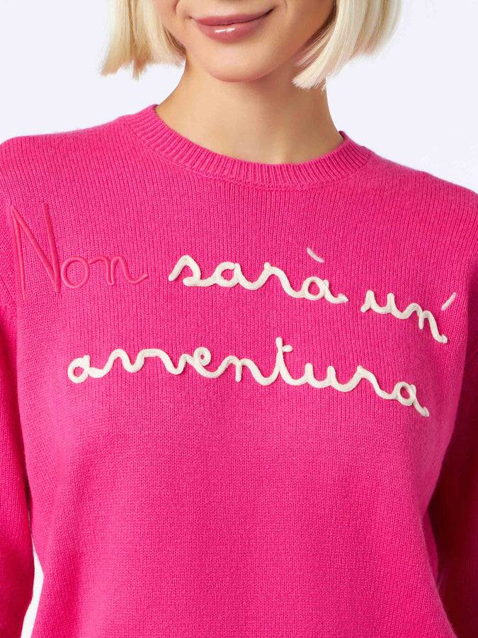 Mc2 Saint Barth Maglia da donna girocollo rosa fluo con ricamo Non Sarà un'Avventura | EDIZIONE SPECIALE DI NIKI DJ Acquista Ora