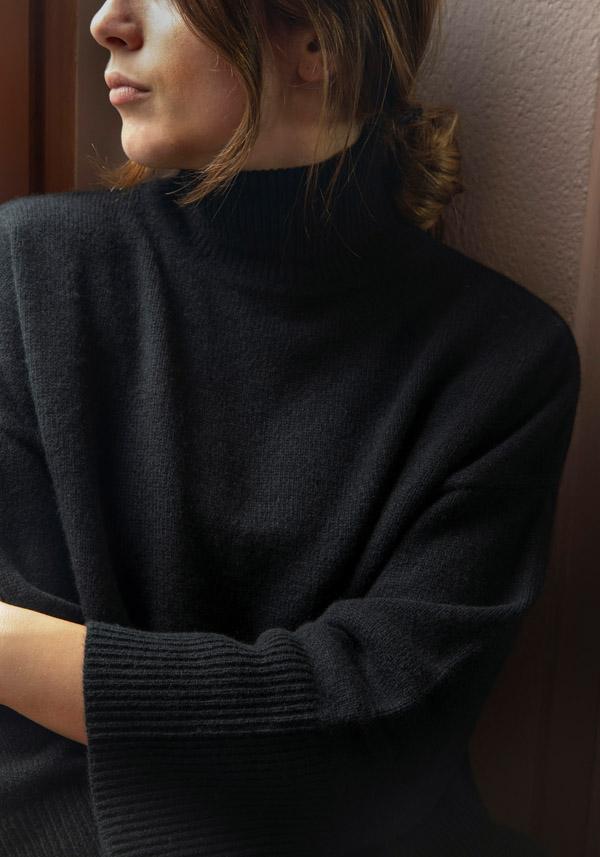 Rose & Lini BE YOU CASHMERE “TURTLE NECK” BLACK KNIT Moda