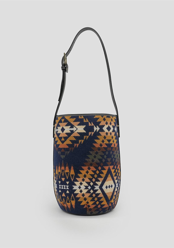 Rose & Lini A VACATION “MARCHE” TRAILS NAVY BUCKET BAG Vendita Calda