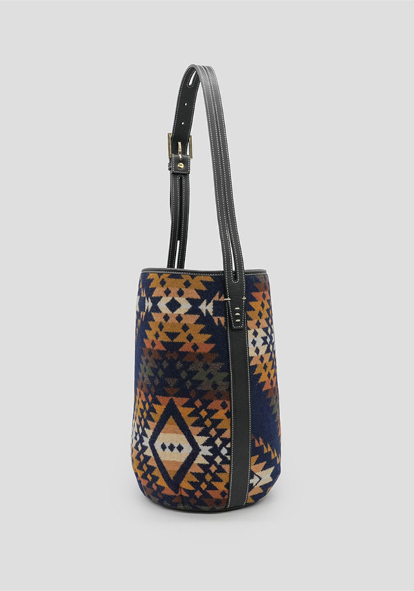 Rose & Lini A VACATION “MARCHE” TRAILS NAVY BUCKET BAG Vendita Calda