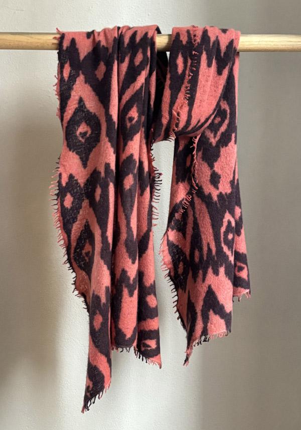 Rose & Lini MIRROR IN THE SKY CASHMERE “OPEN KNITTED PRINT” SHRIMP & INKPOT SCARF Convenienza