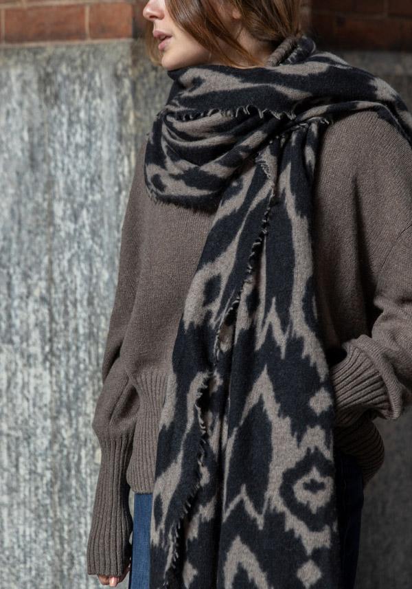 Rose & Lini MIRROR IN THE SKY CASHMERE “OPEN KNITTED PRINT” COFFEE & BLACK SCARF Vendita