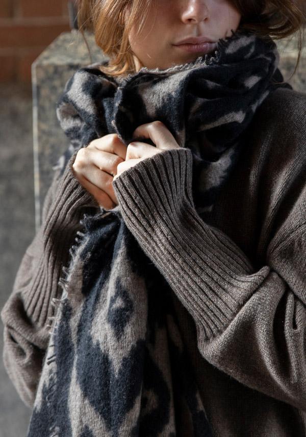 Rose & Lini MIRROR IN THE SKY CASHMERE “OPEN KNITTED PRINT” COFFEE & BLACK SCARF Vendita