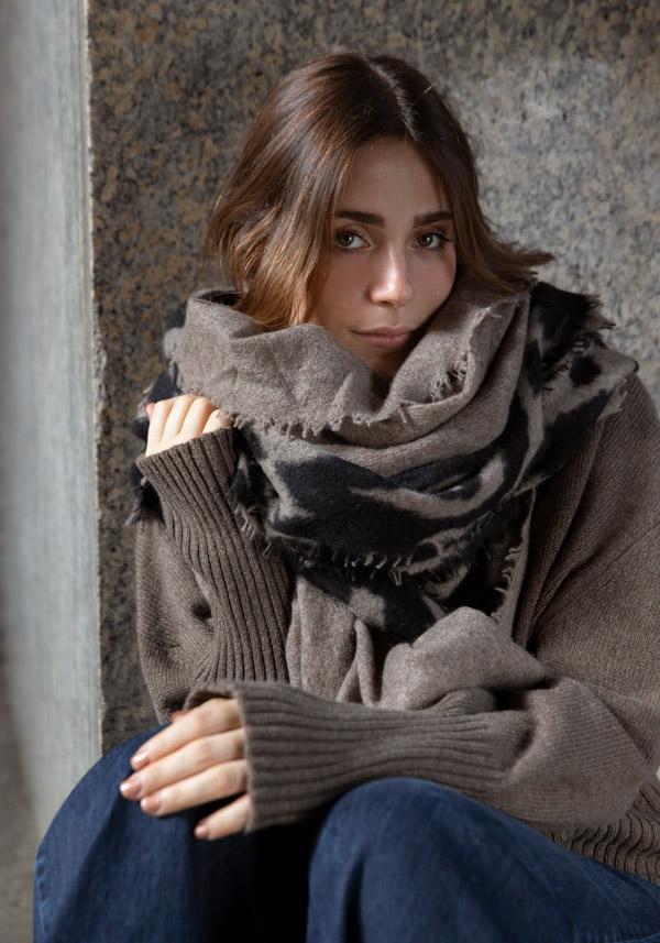Rose & Lini MIRROR IN THE SKY CASHMERE “OPEN KNITTED PRINT” COFFEE & BLACK SCARF Vendita