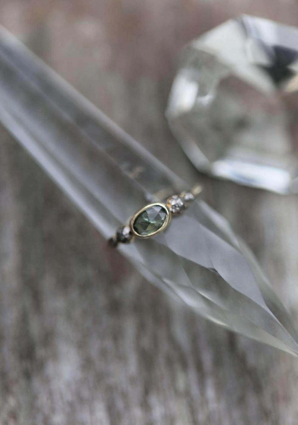 Rose & Lini 5 OCTOBRE “GWEN” GOLD & GREY SAPPHIRE RING Acquista Ora