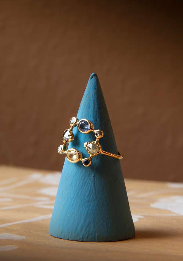 Rose & Lini DORETTE BLUE “BAGUE COURONNÉE” GOLD RING Presa