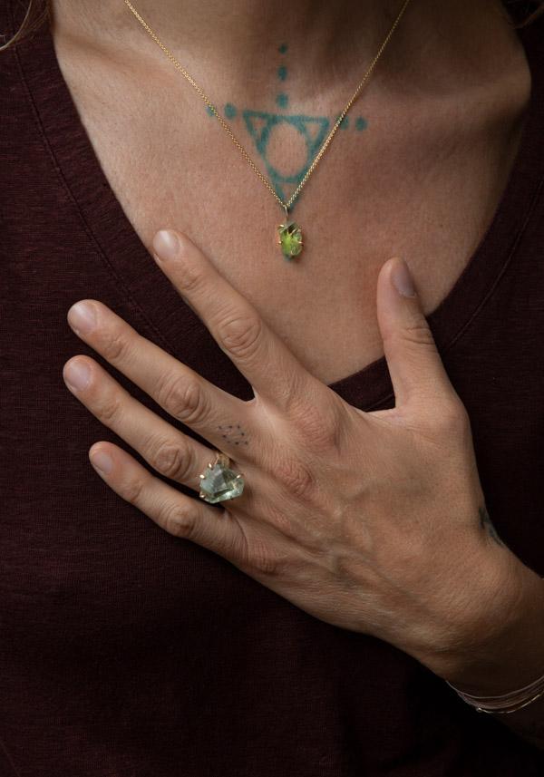 Rose & Lini VARIANCE OBJECTS “PERIDOT SMALL STONE” PENDANT NECKLACE Spedizione Gratuita