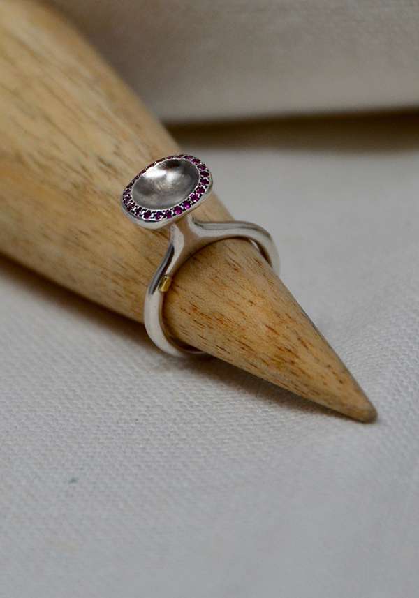 Rose & Lini ROSAMARIA SILVER AND RUBY “BEENU” RING Sottocosto