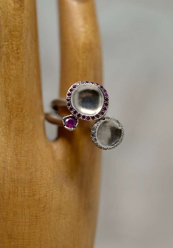 Rose & Lini ROSAMARIA SILVER AND RUBY “BEENU” RING Sottocosto