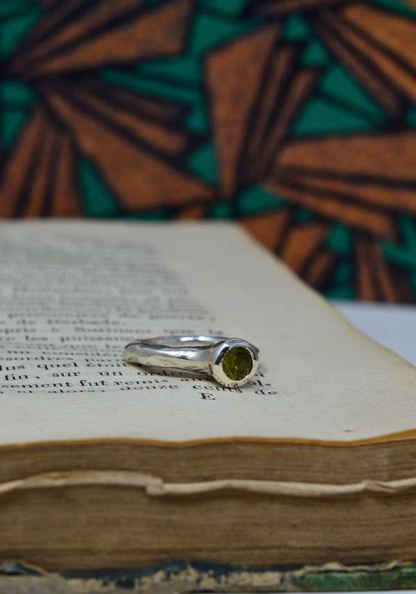 Rose & Lini ROSAMARIA SILVER & PERIDOT “JHARA” RING Presa