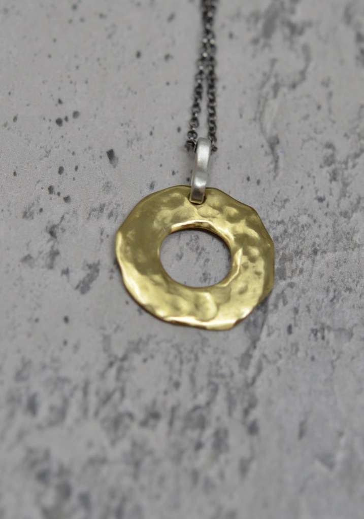 Rose & Lini ROSAMARIA ROUND BRONZE PENDANT NECKLACE Saldi