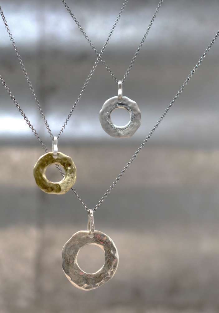 Rose & Lini ROSAMARIA ROUND BRONZE PENDANT NECKLACE Saldi