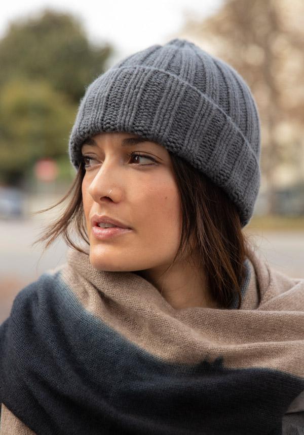 Rose & Lini DANIELAPI CASHMERE “CLASSIC RIB BEANIE” GREY OMBRE Vendite stagionali