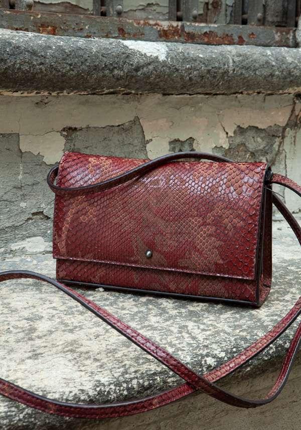 Rose & Lini SIMONA TAGLIAFERRI BORDEAUX PYTHON POCHETTE BAG Ritorno libero