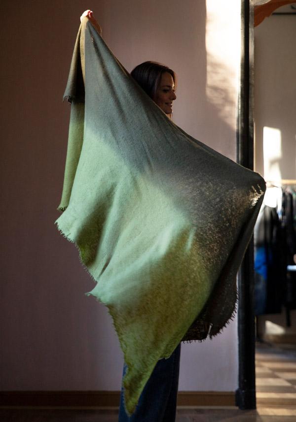 Rose & Lini MIRROR IN THE SKY CASHMERE “OPEN KNITTED DEGRADEE” LAUREL & MOSS SCARF Nuova