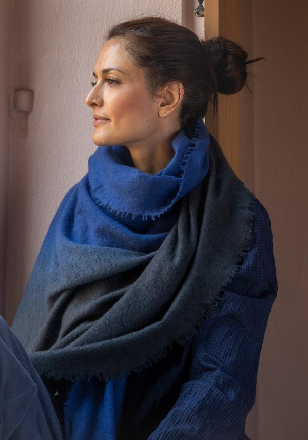 Rose & Lini MIRROR IN THE SKY CASHMERE “OPEN KNITTED DEGRADEE” MIDNIGHT & ASPHALT SCARF Prezzo di fabbrica