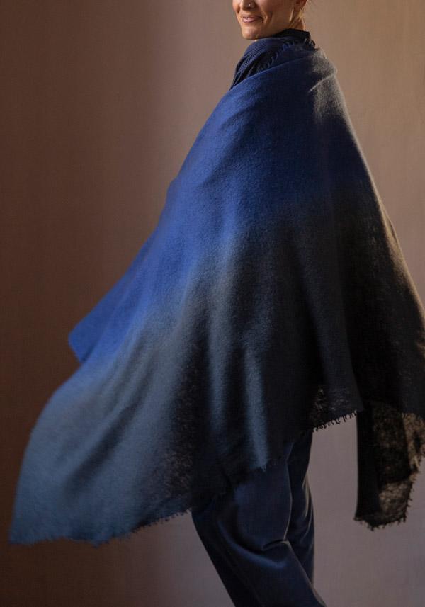 Rose & Lini MIRROR IN THE SKY CASHMERE “OPEN KNITTED DEGRADEE” MIDNIGHT & ASPHALT SCARF Prezzo di fabbrica