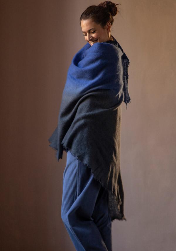 Rose & Lini MIRROR IN THE SKY CASHMERE “OPEN KNITTED DEGRADEE” MIDNIGHT & ASPHALT SCARF Prezzo di fabbrica
