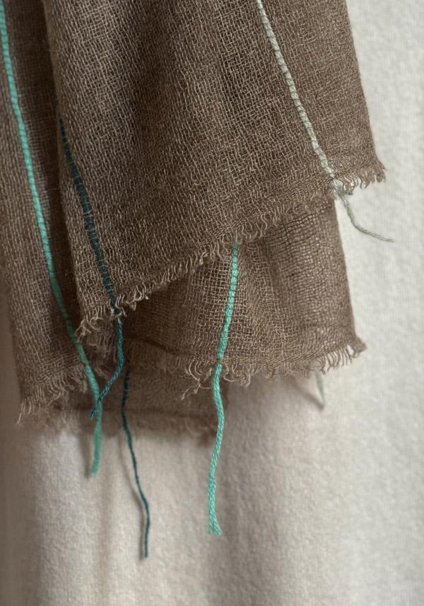 Rose & Lini MIRROR IN THE SKY CASHMERE “SOHO BABY SHAWL” COFFEE & GREENS Grande vendita