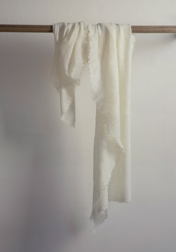 Rose & Lini MIRROR IN THE SKY CASHMERE “OPEN KNITTED MELANGE” WHITE SCARF Offerta per la Festa della Mamma