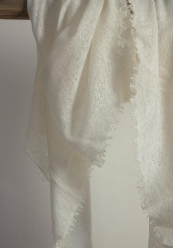 Rose & Lini MIRROR IN THE SKY CASHMERE “OPEN KNITTED MELANGE” WHITE SCARF Offerta per la Festa della Mamma