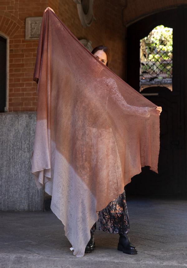 Rose & Lini MIRROR IN THE SKY CASHMERE “CLOUD KNITTED DEGRADEE” BROWN SHAWL Enormi risparmi
