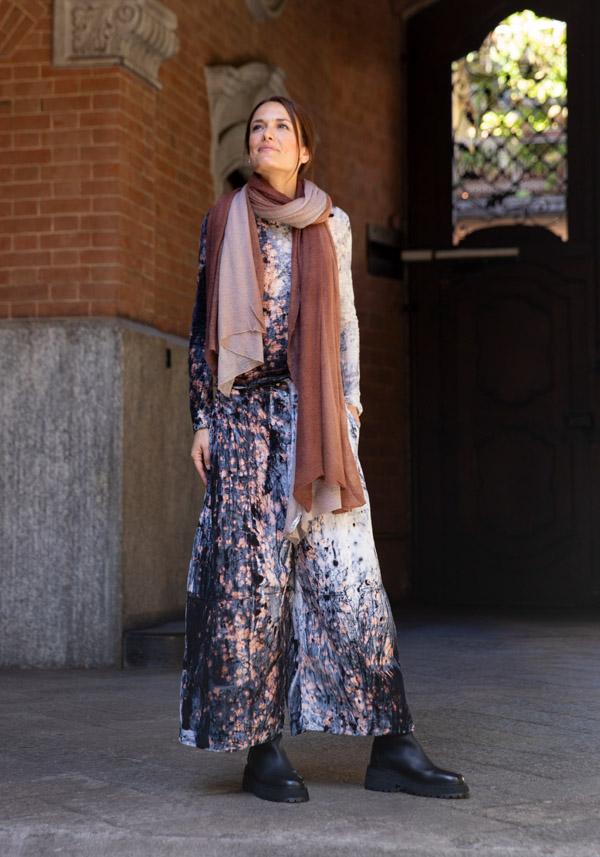 Rose & Lini MIRROR IN THE SKY CASHMERE “CLOUD KNITTED DEGRADEE” BROWN SHAWL Enormi risparmi