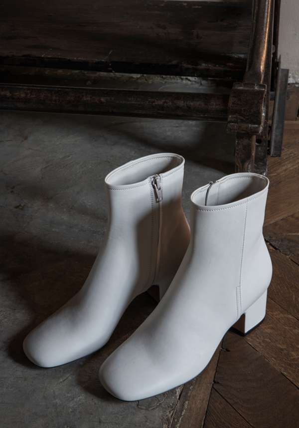 Rose & Lini PELLICO “APEMA 50” WHITE ANKLE BOOTS Ultimo giorno