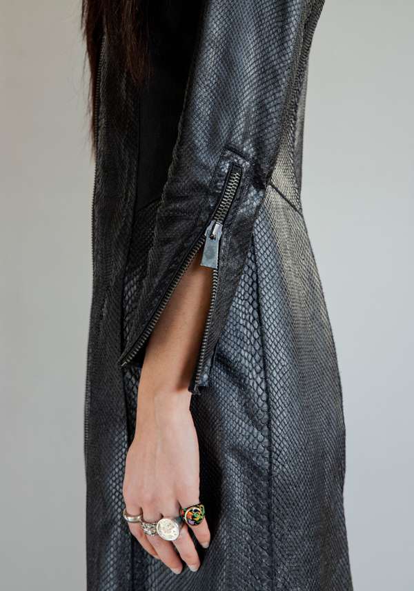 Rose & Lini SIMONA TAGLIAFERRI BLACK PYTHON LONG COAT Vendita calda