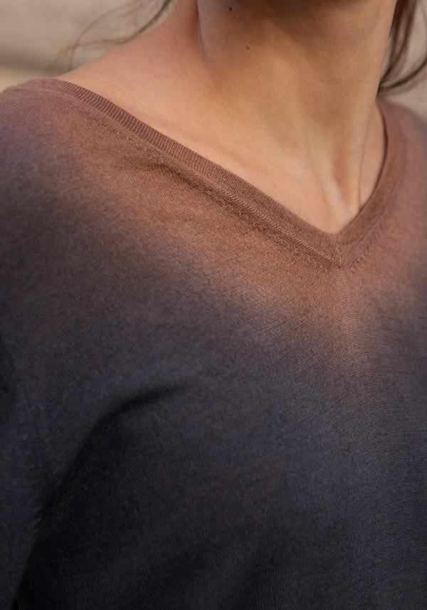 Rose & Lini MIRROR IN THE SKY CASHMERE “INDRA” V-NECK SWEATER ASPHALT & WILLOW Enormi risparmi