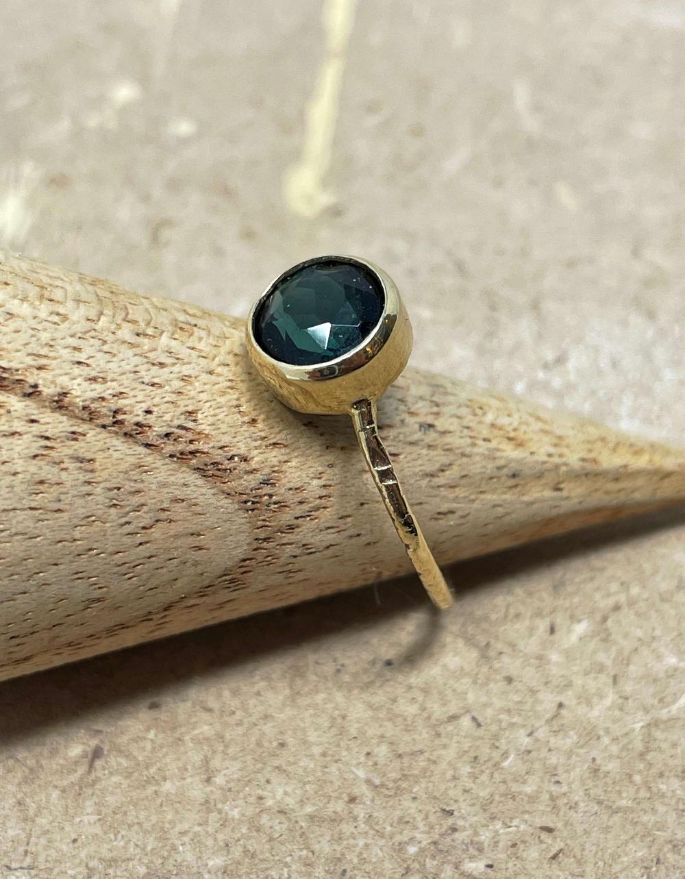 Rose & Lini MAITEA ROUND “TOURMALINE” PETROL BLUE RING Rilascio limitato