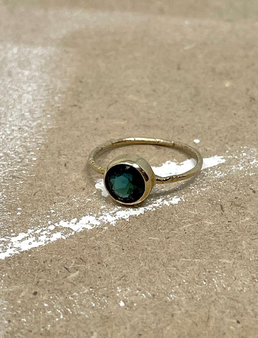 Rose & Lini MAITEA ROUND “TOURMALINE” PETROL BLUE RING Rilascio limitato