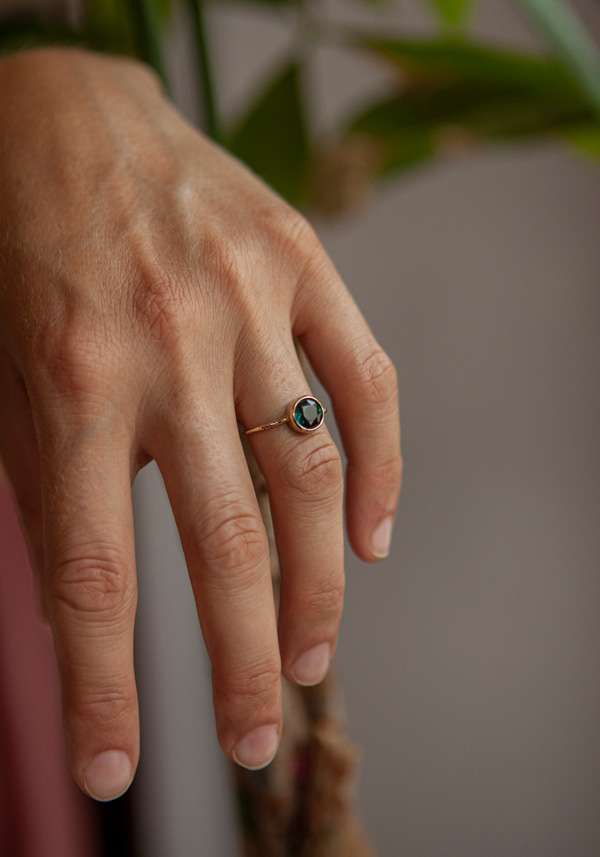 Rose & Lini MAITEA ROUND “TOURMALINE” PETROL BLUE RING Rilascio limitato