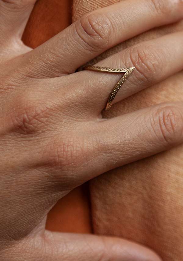 Rose & Lini MAITEA “HEART” GOLD ENGRAVED RING In Linea
