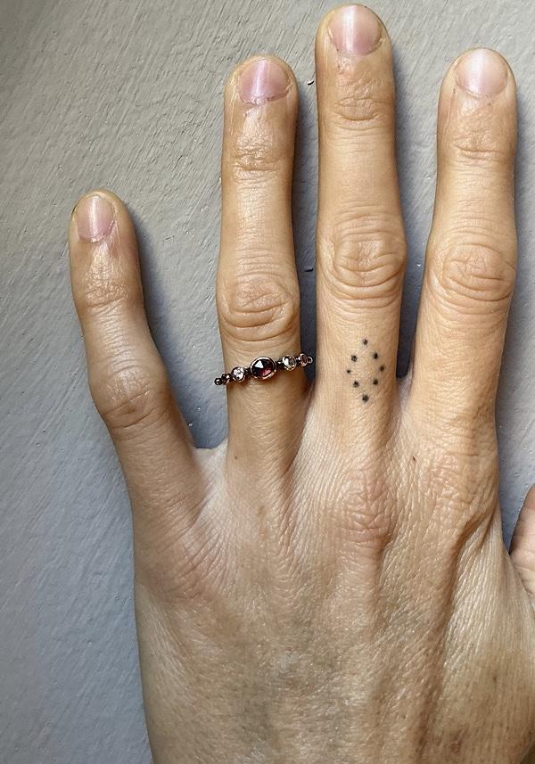 Rose & Lini DORETTE DIAMONDS & SAPPHIRES “BAGUE SIMPLE” GOLD RING