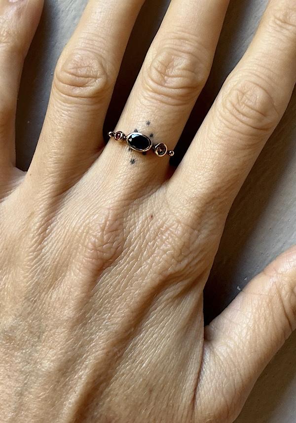 Rose & Lini DORETTE RUBY & BLUE SAPPHIRE “BAGUE SIMPLE” GOLD RING Sottocosto