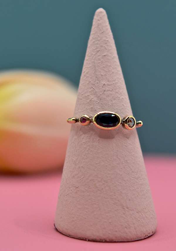 Rose & Lini DORETTE RUBY & BLUE SAPPHIRE “BAGUE SIMPLE” GOLD RING Sottocosto