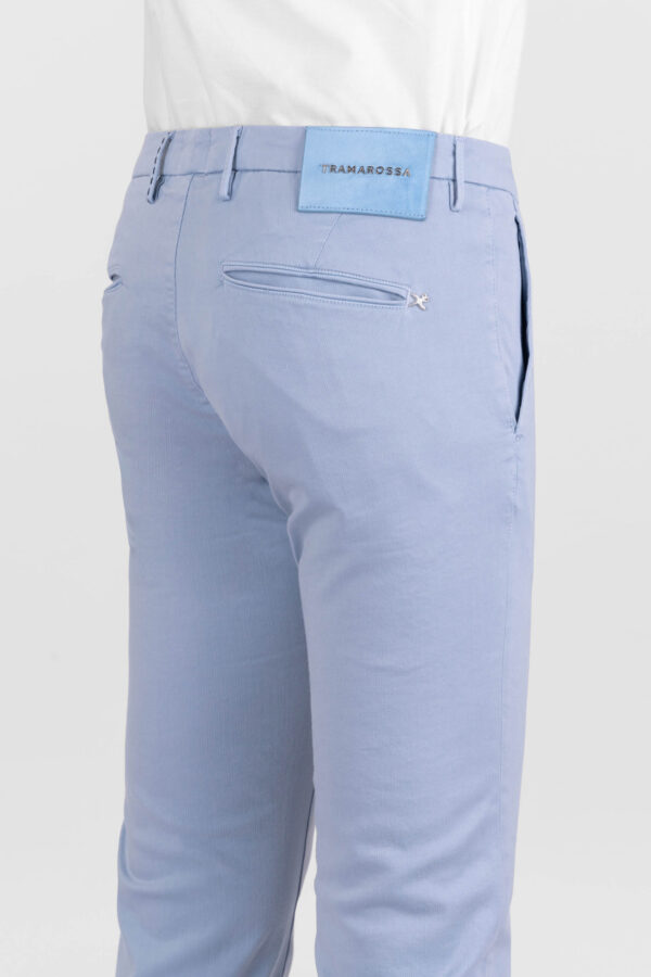 Sartoria Tramarossa PANTALONE LUIS SLIM IN GABARDINA LEGGERA DI COTONE CON STAMPA ESTERNA STRETCH BLU CHIARO Presa