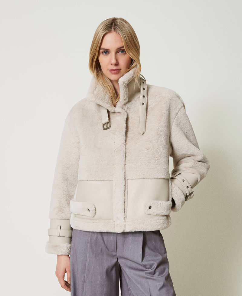Scee by twin set Giacca in faux fur con cinturini Ultimo giorno
