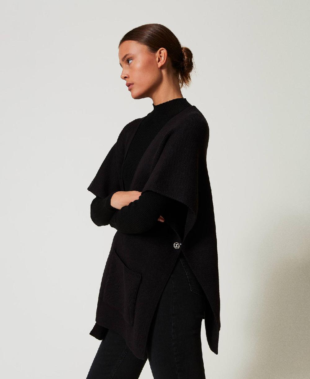 Scee by twin set Poncho in maglia con ricamo logo Sottocosto