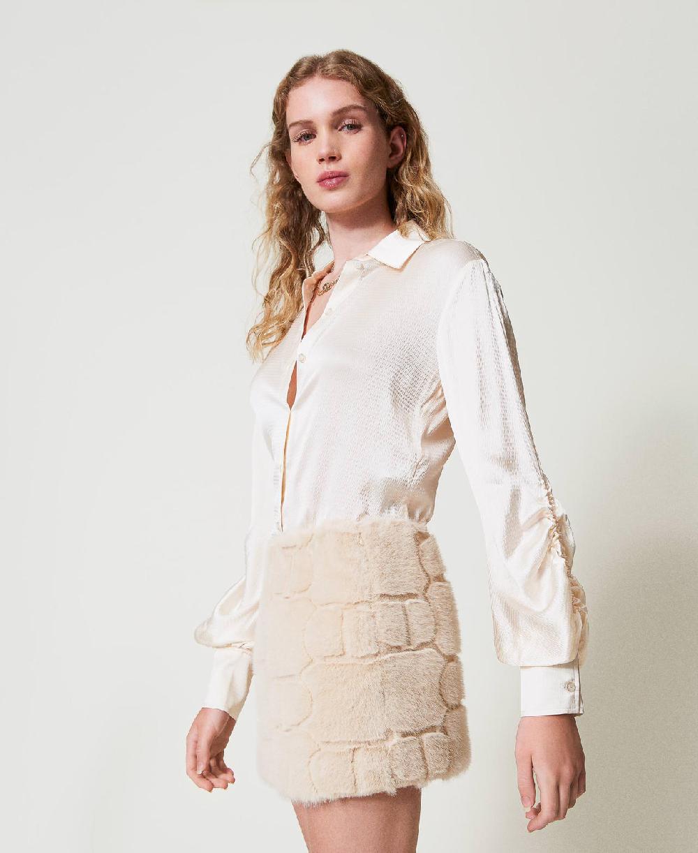Scee by twin set Minigonna in faux fur con Oval T Solo un giorno rimasto