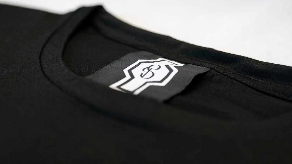 Stories Milano T-SHIRT REGULAR + PATCH – BLACK 2025