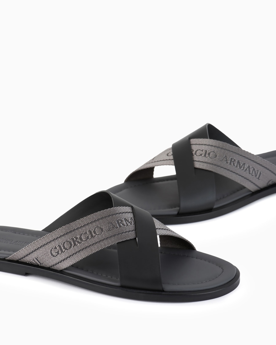 The world of armani SANDALI CROSS IN PELLE E NASTRO BICOLORE Offerta