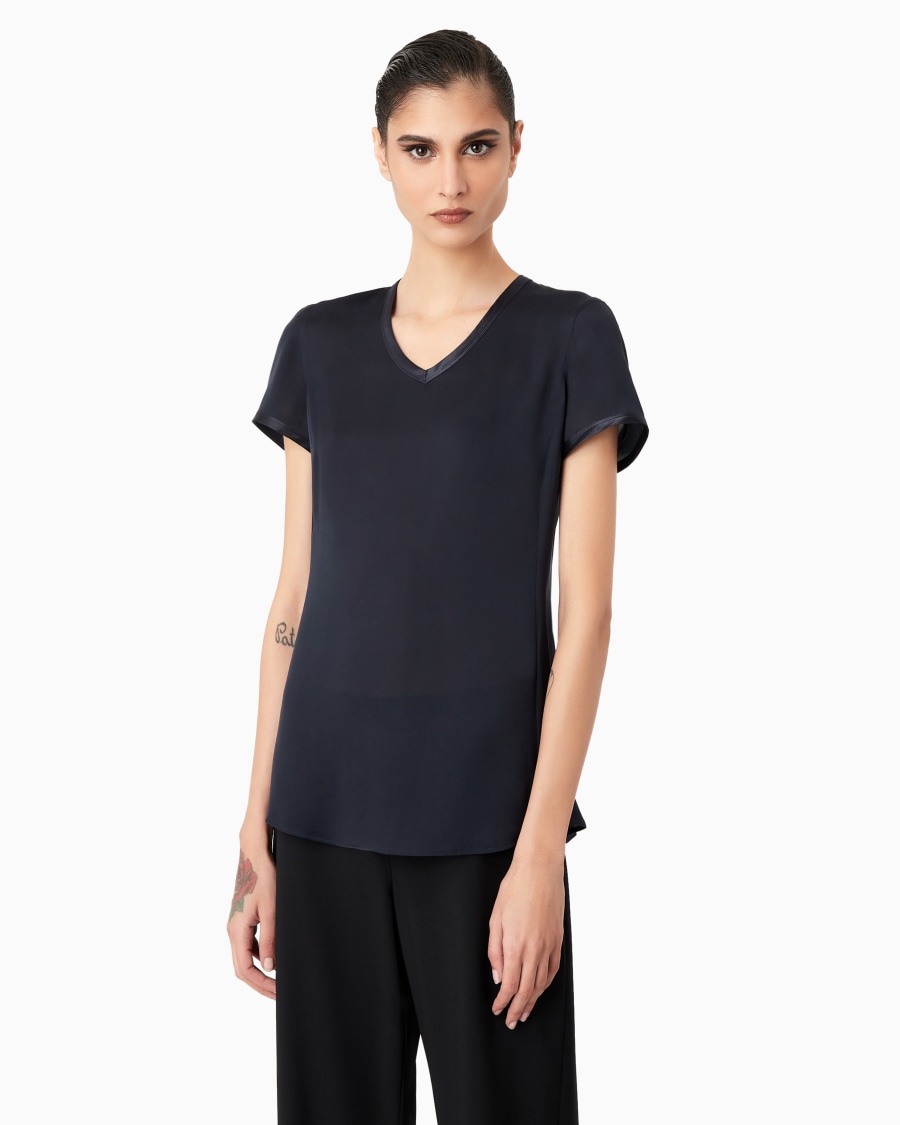 The world of armani BLUSA IN CHARMEUSE DI SETA CON SCOLLO A V Novità
