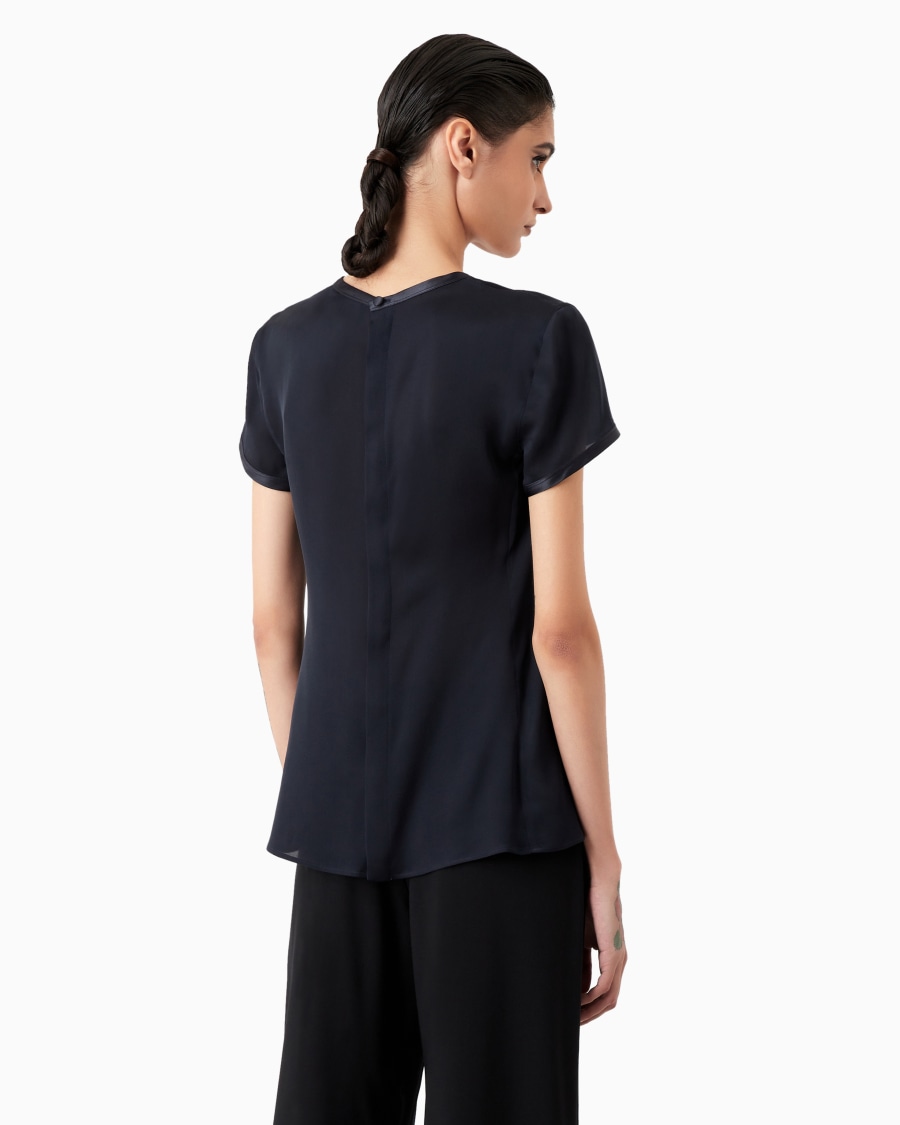 The world of armani BLUSA IN CHARMEUSE DI SETA CON SCOLLO A V Novità