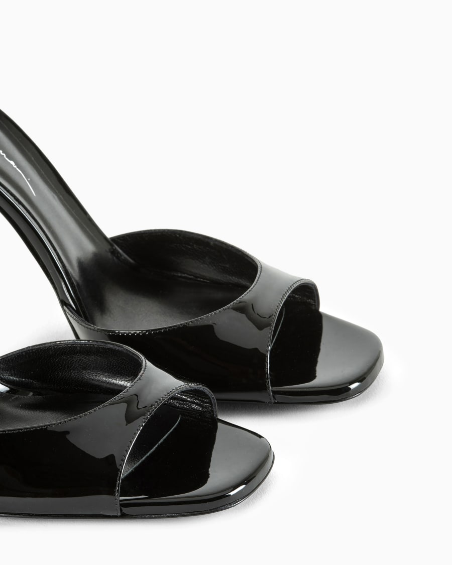 The world of armani SANDALI CON TACCO IN VERNICE Vendite Flash