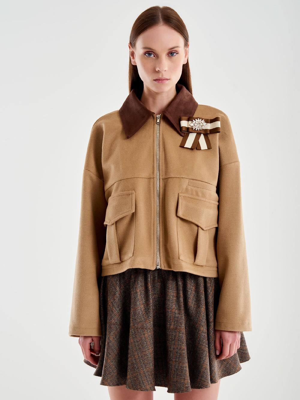 Vicolo Giacca Cropped con Spilla Gioiello Beige Moda