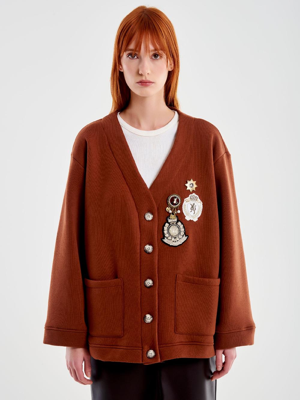 Vicolo Cardigan in Felpa con Patch e Spille Marrone Saldi Di Fabbrica